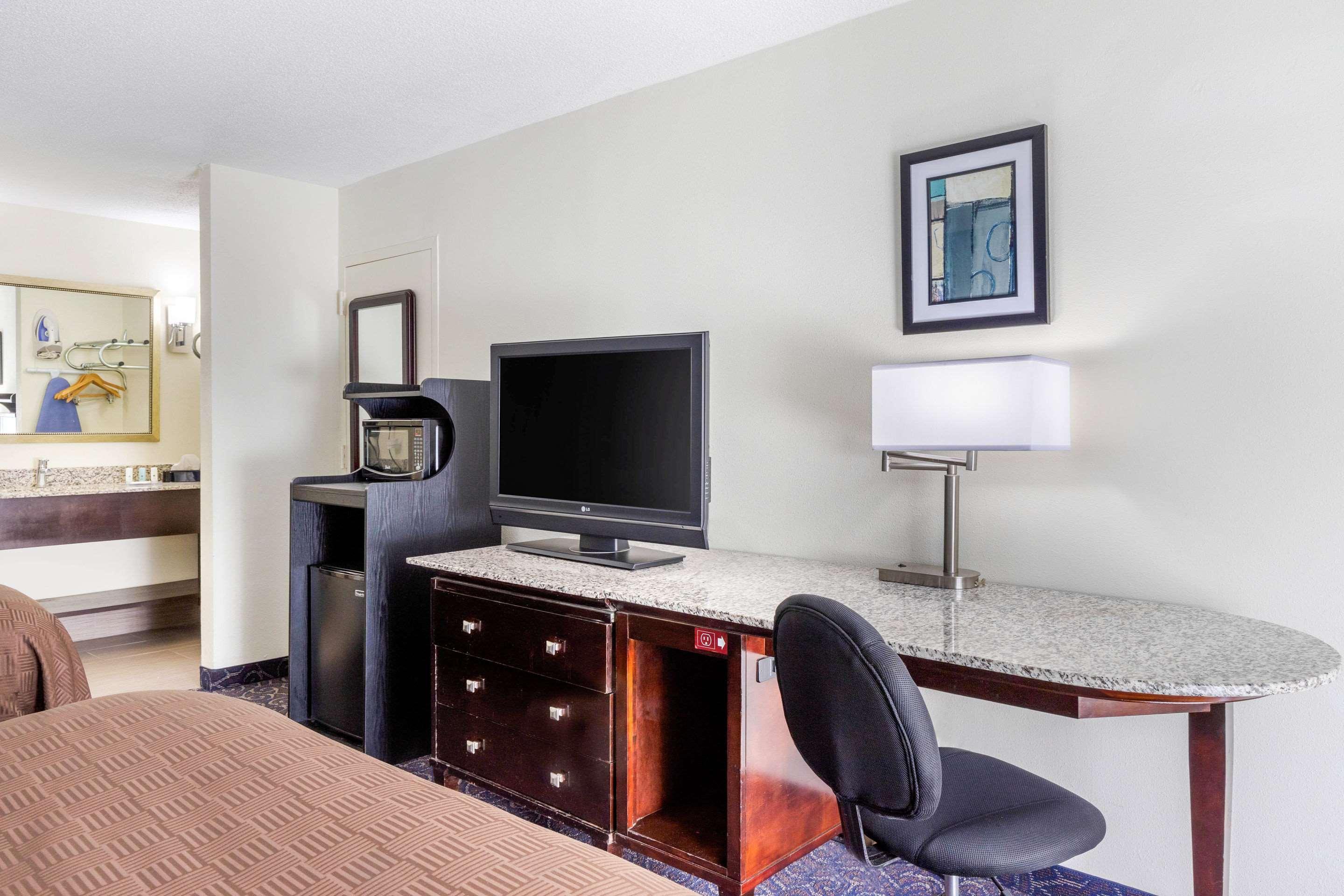 Days And By Wyndham Hotel