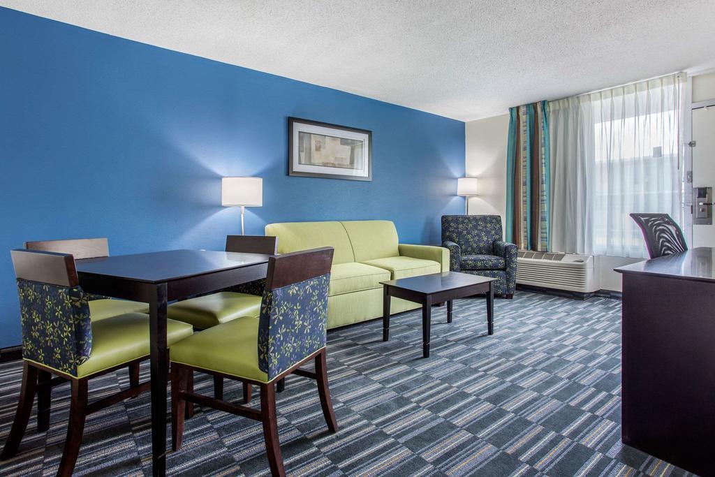 Days And By Wyndham Hotel
