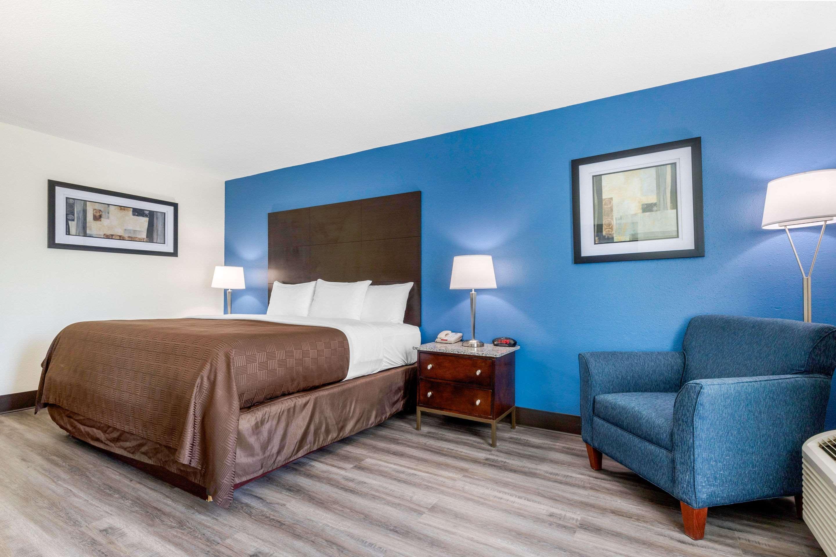 Days And By Wyndham Hotel